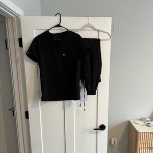 Figs Catarina One-Pocket Scrub Top and Zamora Jogger Pants set, size S, Black